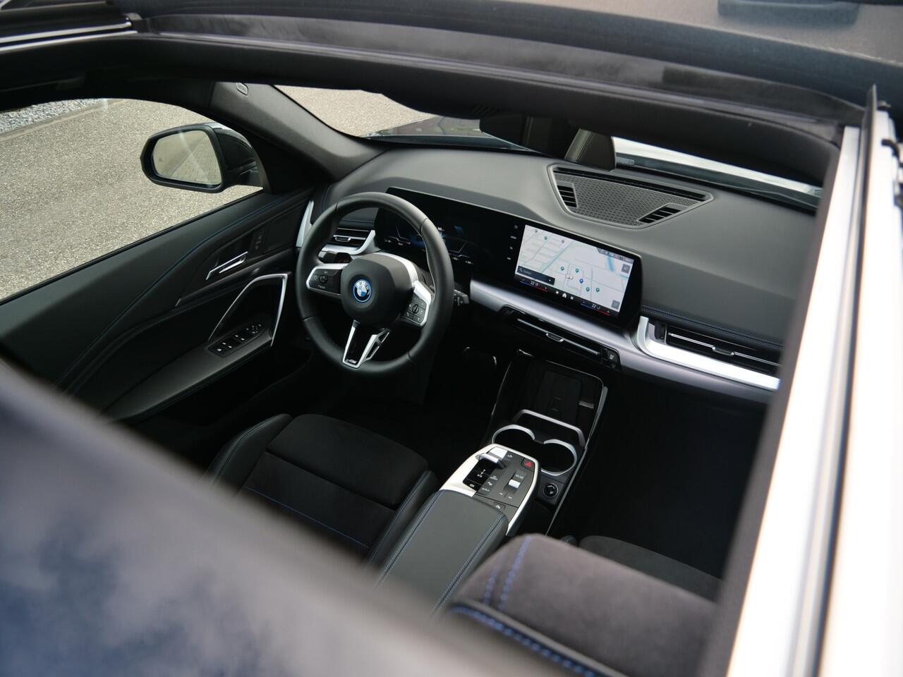 BMW iX1 eDrive20 67 kWh 204 Pk M-sport pakket Pano-dak / Trekhaak / DAB / Navi / Apple Carplay