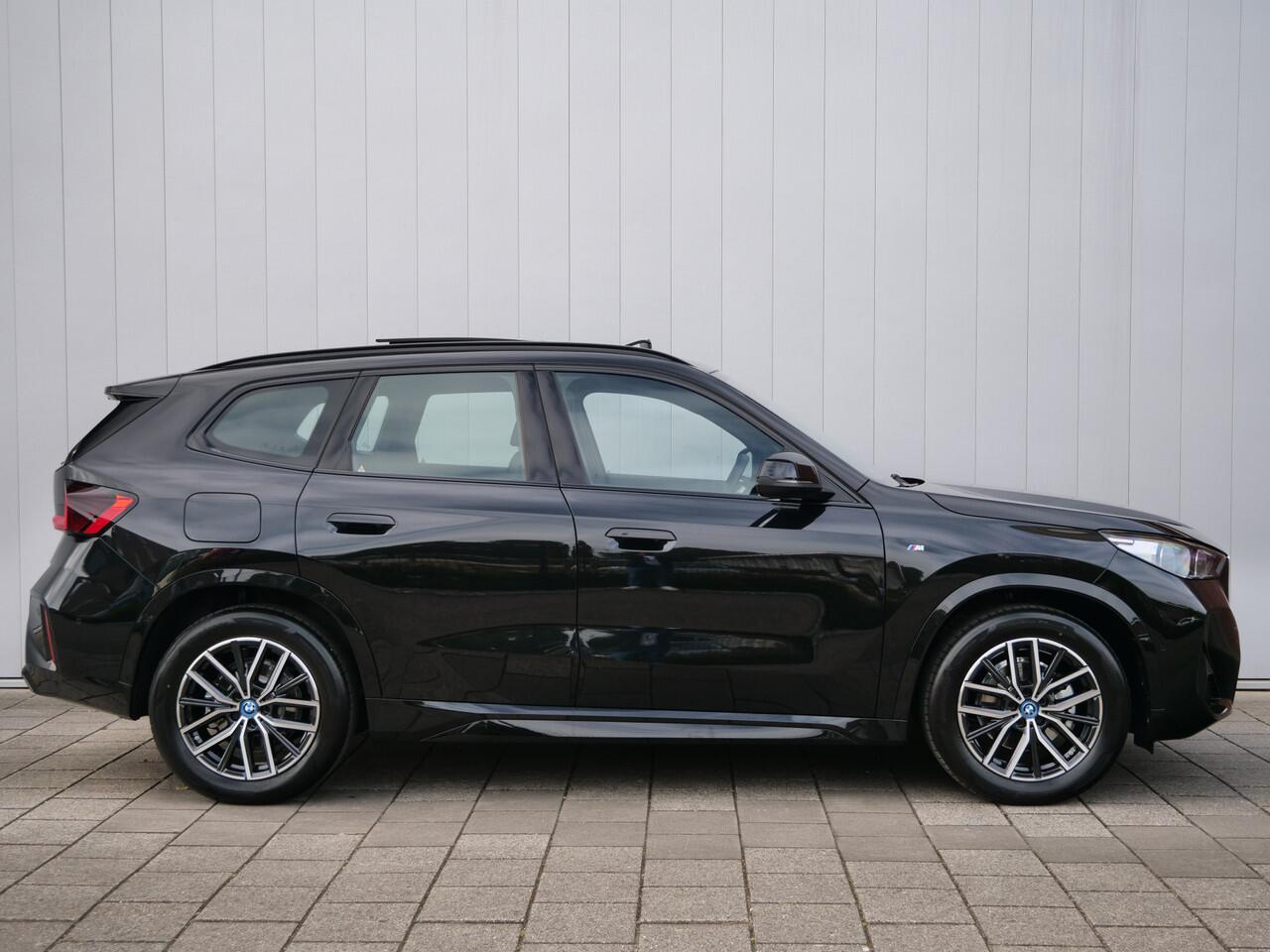 BMW iX1 eDrive20 67 kWh 204 Pk M-sport pakket Pano-dak / Trekhaak / DAB / Navi / Apple Carplay