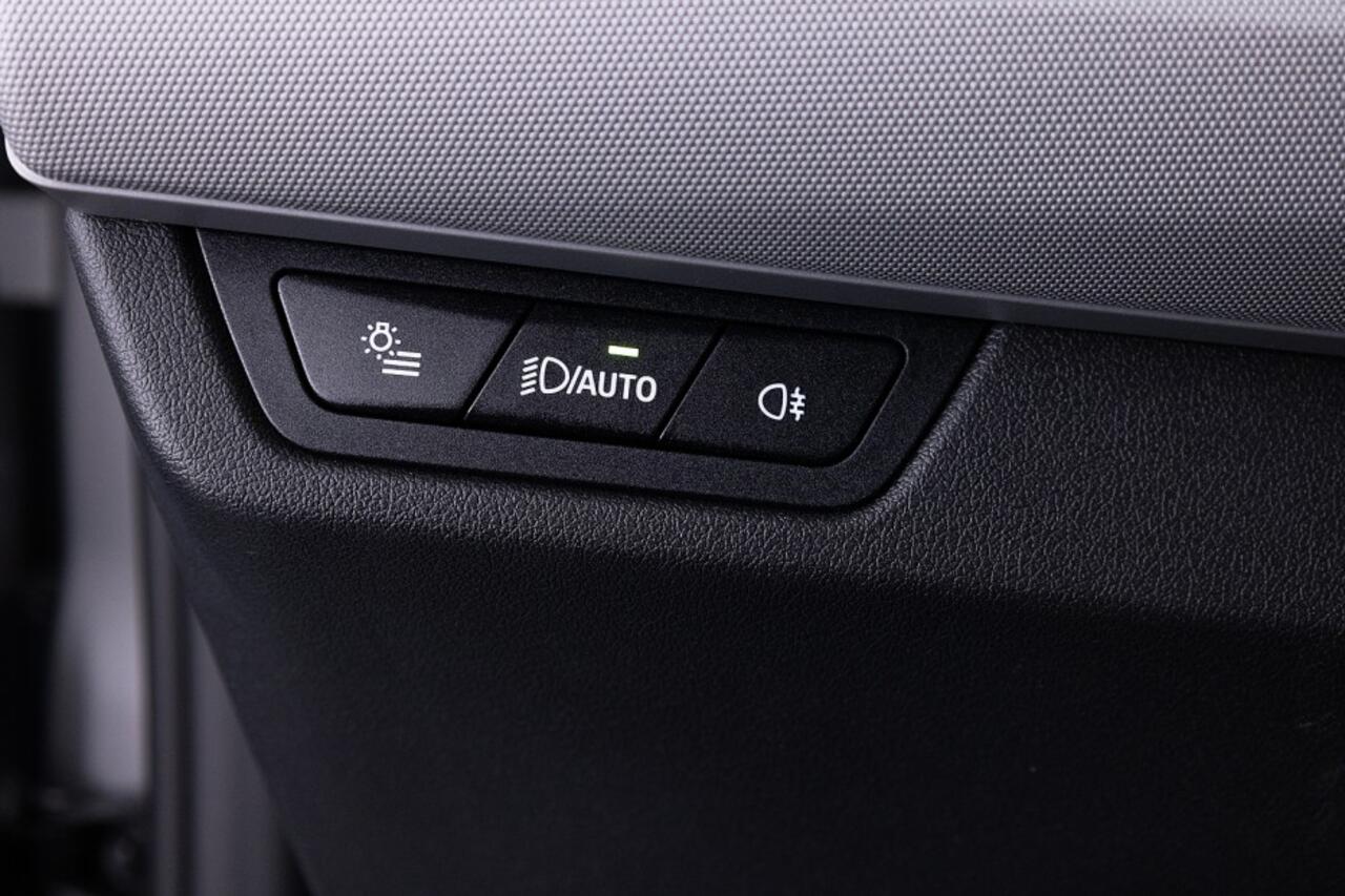 BMW iX1 eDrive20 67 kWh | PANORAMADAK | Full LED ? 1e Eigenaar | SOH 98,6%