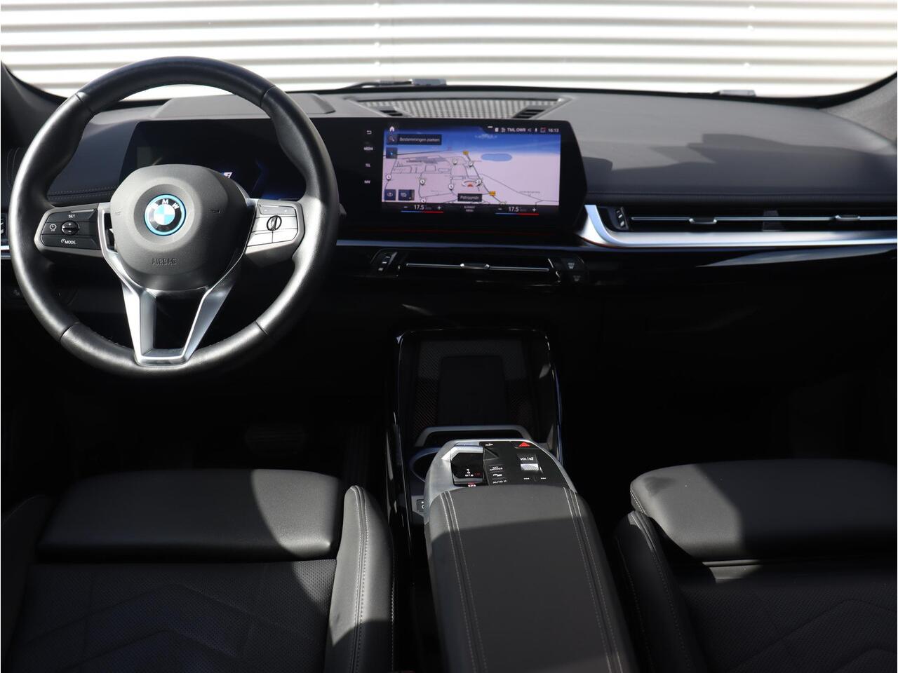 BMW iX1 xDrive30 | X-Line | Panodak | Trekhaak | Harman Kardon | Head-Up | Parking Assistant Plus | Comfort Access | Elektr. Voorstoel | Stuurwielverwarming | 20'' LMV