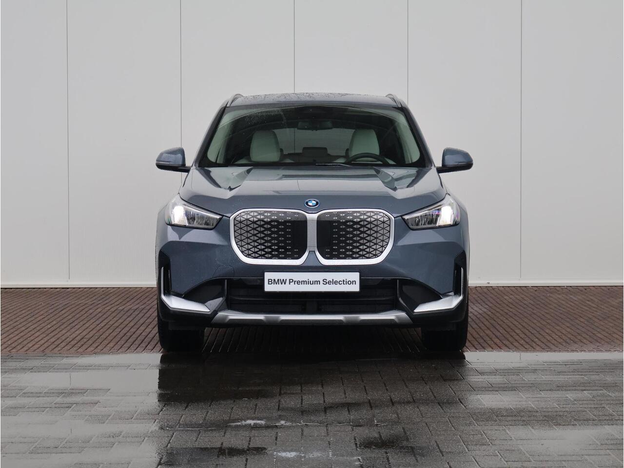 BMW iX1 eDrive20 67 kWh Nieuw/ X-Line/ Verwarmd Stuurwiel/ Sportstoelen/ Harman-Kardon/ Elektrische Trekhaak/ Achteruitrijcamera/ Stoelverwarming