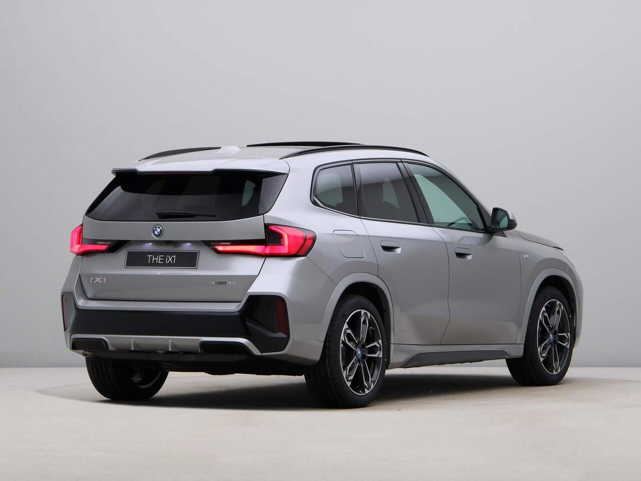 BMW iX1 xDrive30 67 kWh | M-Sportpakket | Trekhaak | 19inch | Ekris Selection