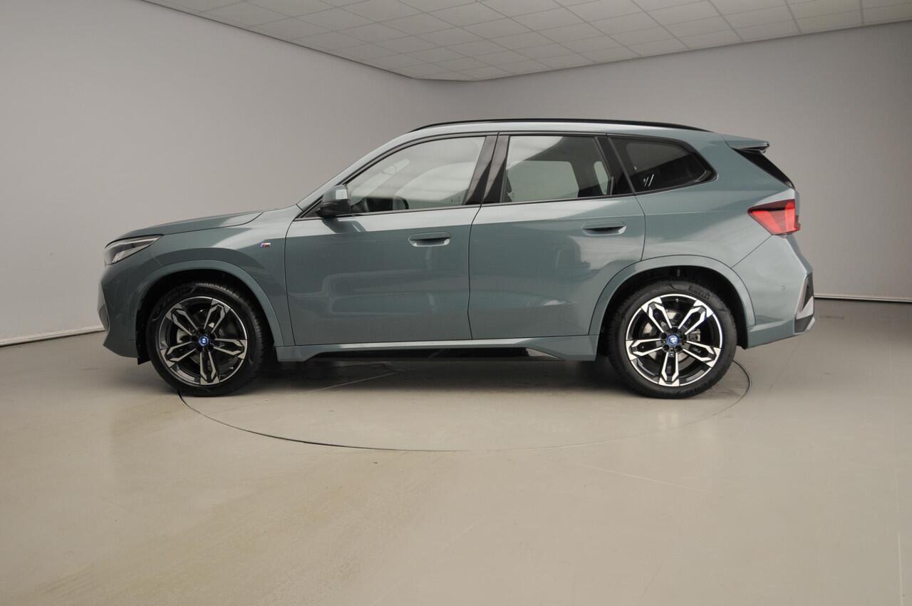 BMW iX1 xDrive30 | M-Sportpakket | LED | Leder | Navigatie | Schuifdak | Stoelverwarming | DAB | Alu 19 inch