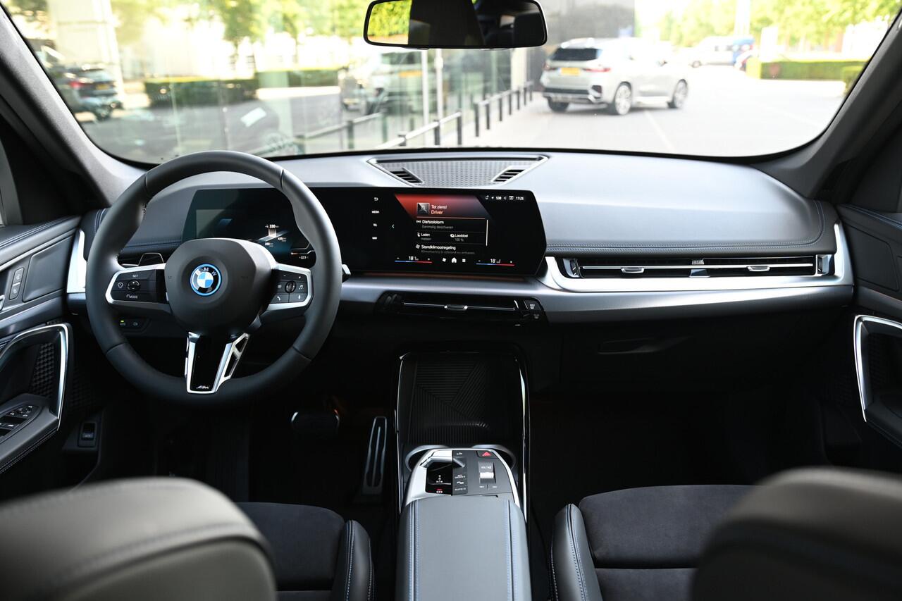BMW iX1 eDrive20 M Sport / Sportstoelen / M Adaptief onderstel / Parking Assistant / Stoelverwarming