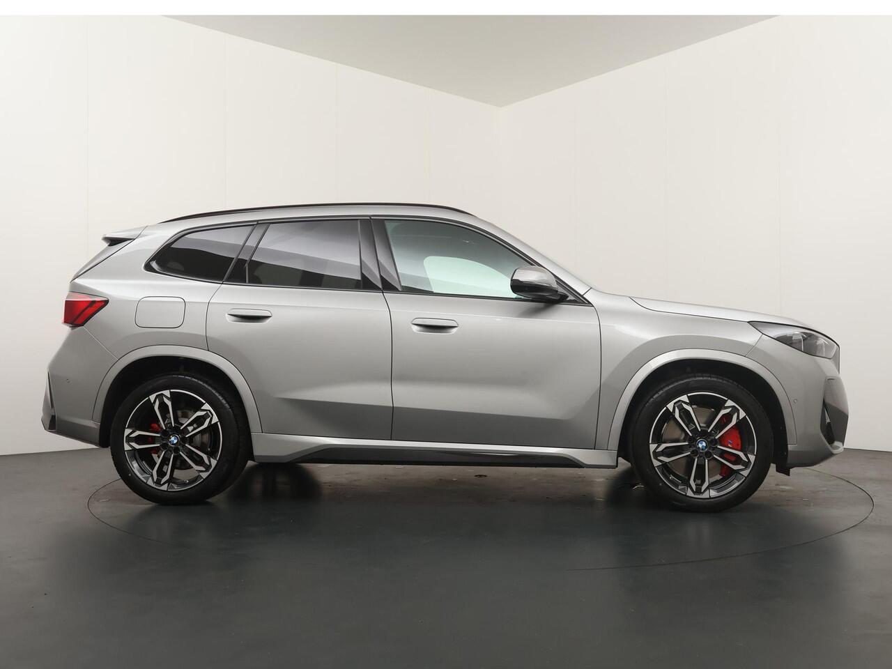 BMW iX1 eDrive20 67 kWh M-Sport Pro | Adaptive Cruise | Panoramadak | Harman Kardon | Elektrische stoelbediening | 19''