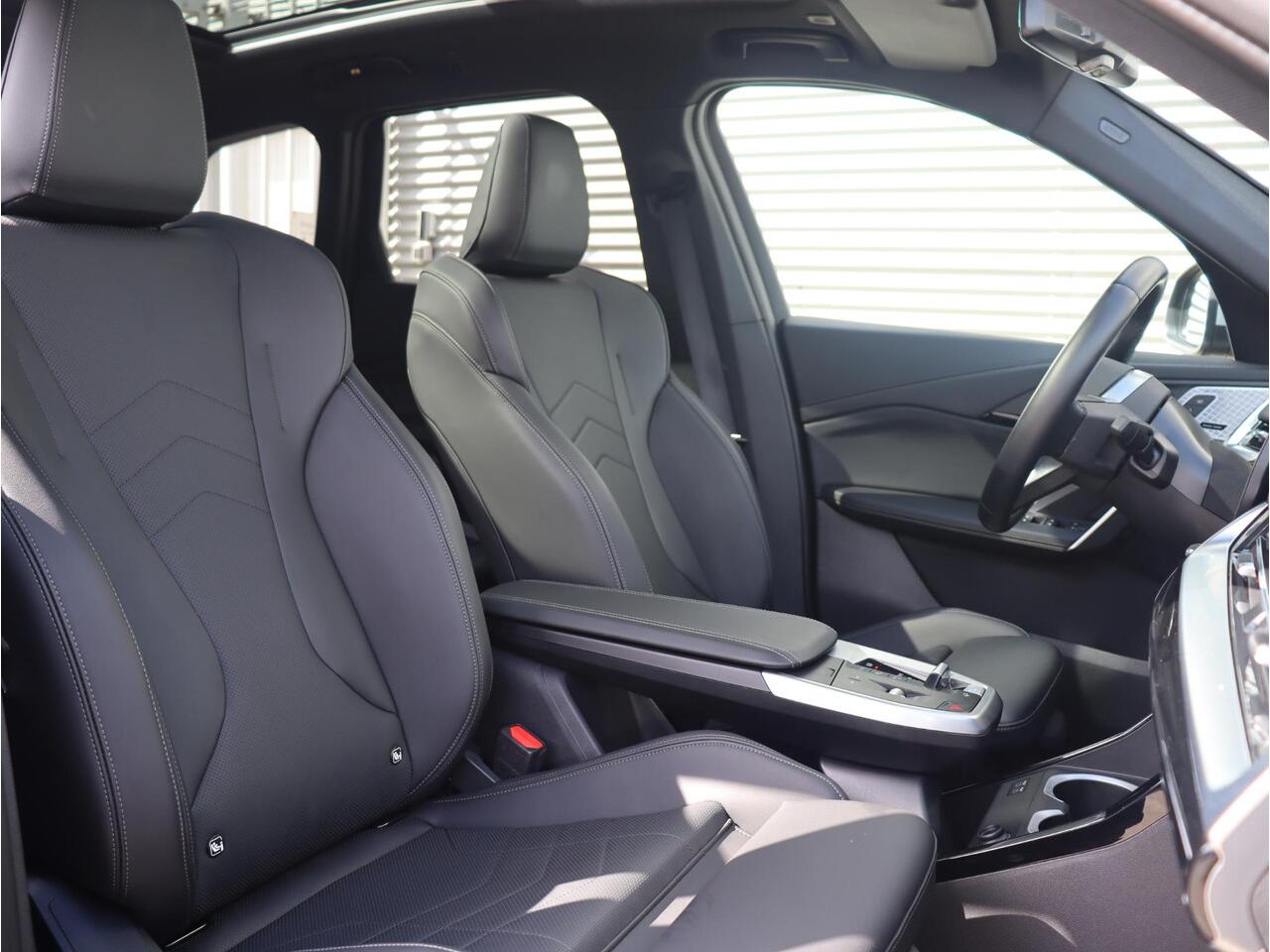 BMW iX1 xDrive30 | X-Line | Panodak | Trekhaak | Harman Kardon | Head-Up | Parking Assistant Plus | Comfort Access | Elektr. Voorstoel | Stuurwielverwarming | 20'' LMV