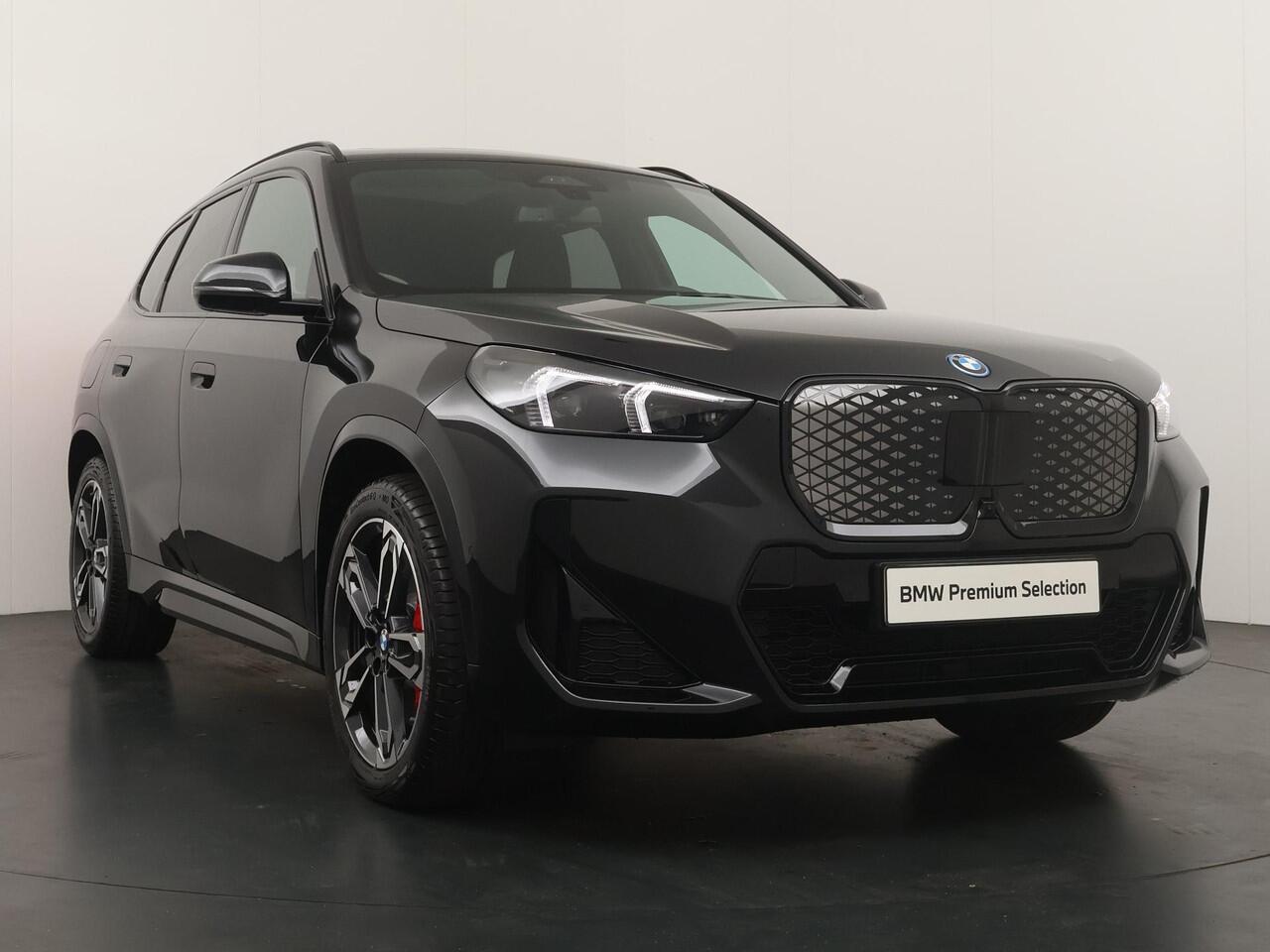 BMW iX1 eDrive20 67 kWh M-Sport Pro | Adaptive Cruise | Panoramadak | Harman Kardon | Elektrische stoelbediening | 19''