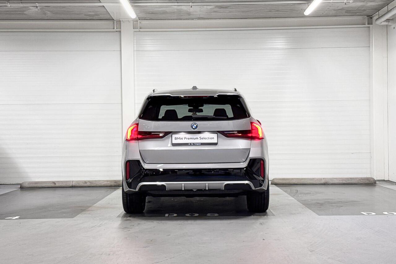 BMW iX1 eDrive20 | M-Sport | Driving Assistant | Parking Assistant | Stoelverwarming | Trekaak