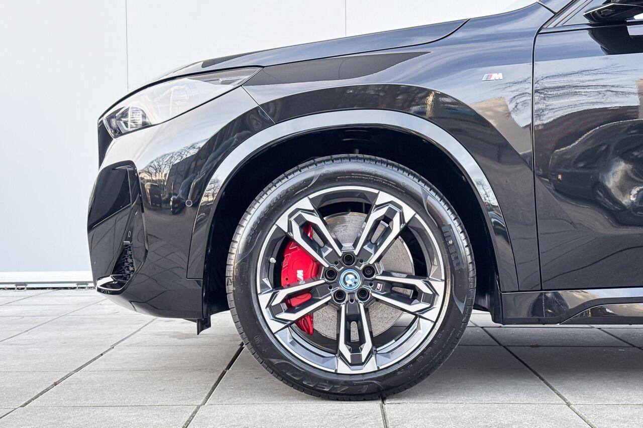 BMW iX1 xDrive30 M-Sport / Driving Assistant Professional / Glazen Schuifdak / Parking Assistant Plus / Head Up / Trekhaak Zwenkbaar / 19 Inch