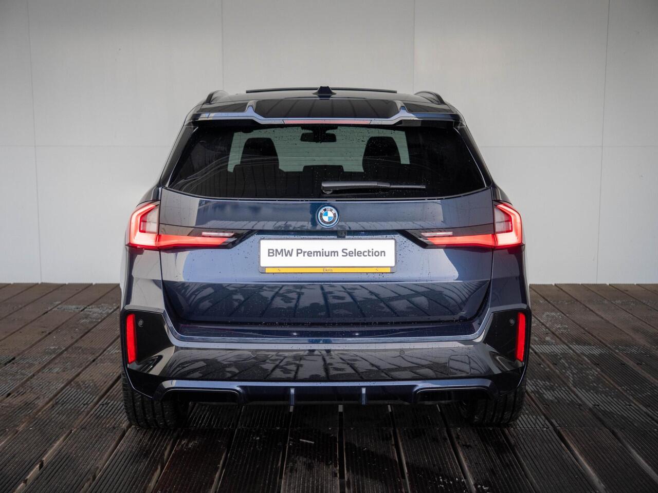 BMW iX1 eDrive20 | M Sportpakket Pro | Travel Pack | Comfort Access | Harman-Kardon | Achteruitrijcamera | Panoramadak | Stoelverwarming | 20''