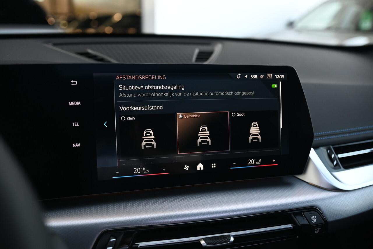 BMW iX1 eDrive20 M Sport / Panoramadak / Trekhaak / Sportstoelen / Adaptieve LED / M Adaptief onderstel / Comfort Access / Parking Assistant