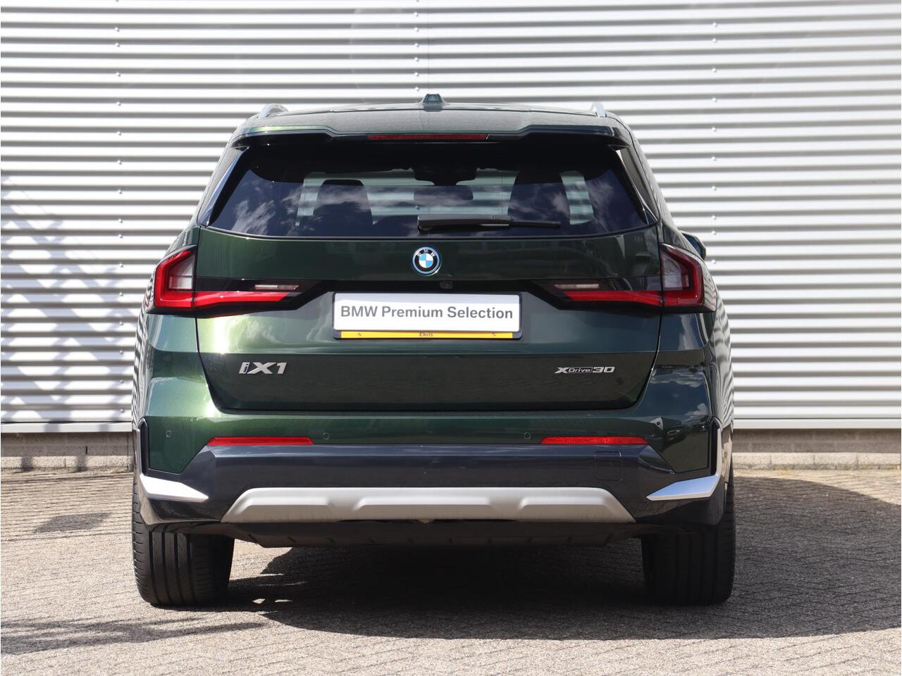 BMW iX1 xDrive30 | X-Line | Panodak | Trekhaak | Harman Kardon | Head-Up | Parking Assistant Plus | Comfort Access | Elektr. Voorstoel | Stuurwielverwarming | 20'' LMV