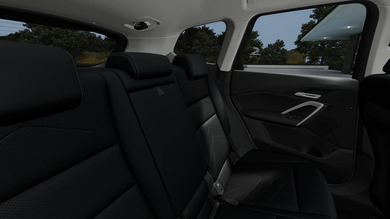 BMW iX1 eDrive20 Pure Edition / Adaptieve LED / Comfort Access / Parking Assistant / Stoelverwarming