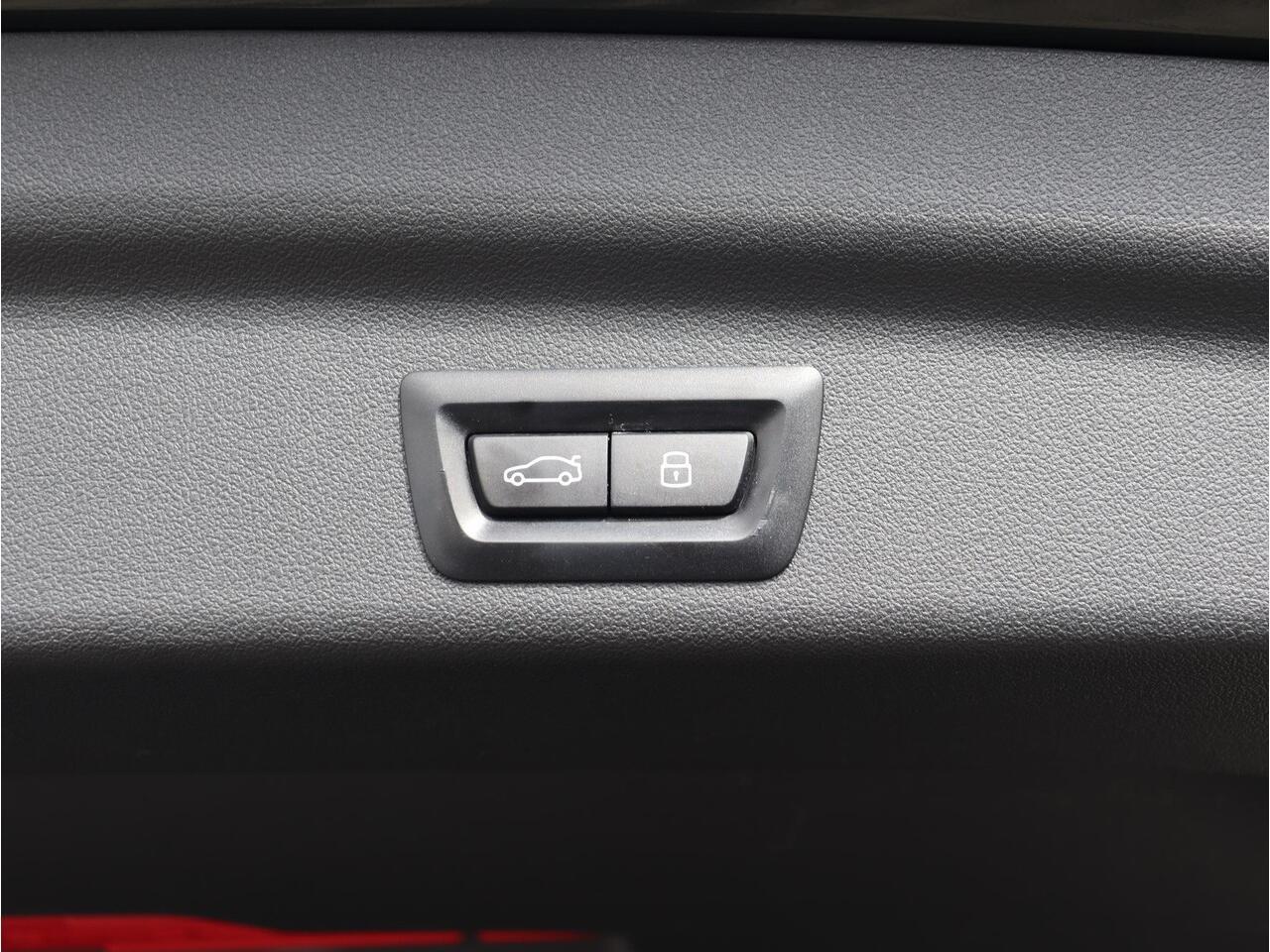 BMW iX1 xDrive30 | X-Line | Panodak | Trekhaak | Harman Kardon | Head-Up | Parking Assistant Plus | Comfort Access | Elektr. Voorstoel | Stuurwielverwarming | 20'' LMV