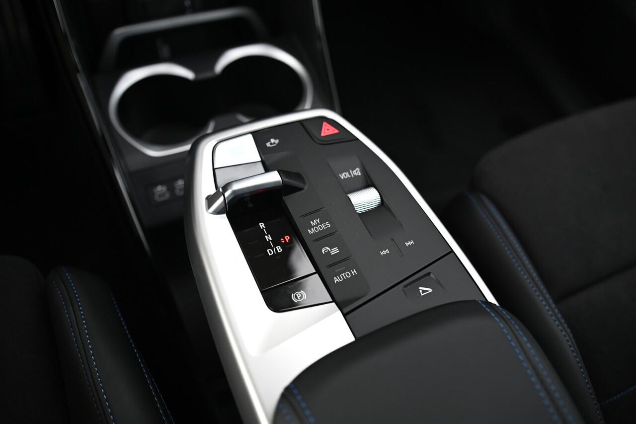 BMW iX1 eDrive20 M Sport / Panoramadak / Trekhaak / Sportstoelen / Achteruitrijcamera / M Adaptief onderstel / Comfort Access / Adaptieve LED