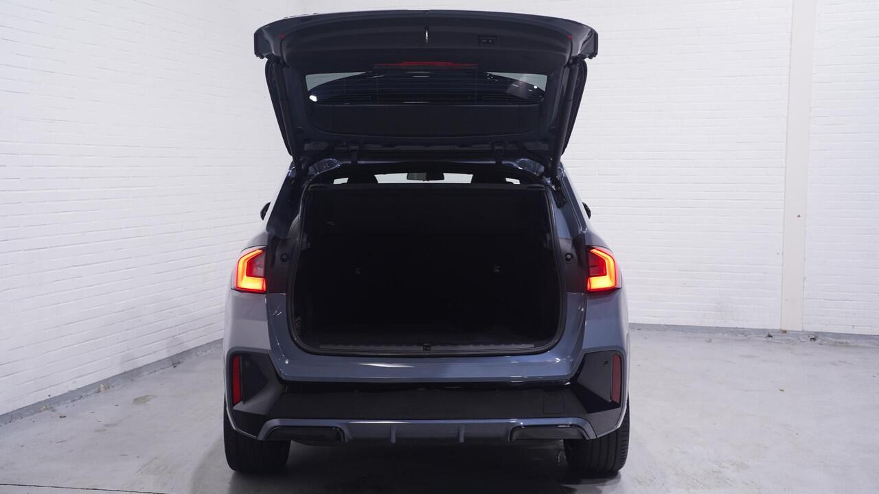 BMW iX1 xDrive30 Launch Edition 67 kWh Shadow-Line NAP Rijklaar Accucertificaat 99%