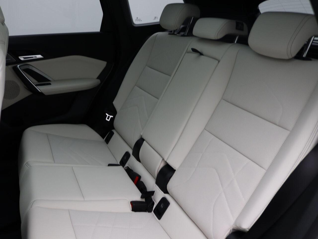 BMW iX1 eDrive20 M Sport Edition | Premium Pack | Comfort Pack | Travel Pack | Trekhaak | Panoramadak | Elektrisch Verstelbare Sportstoelen | Harman Kardon | 19''