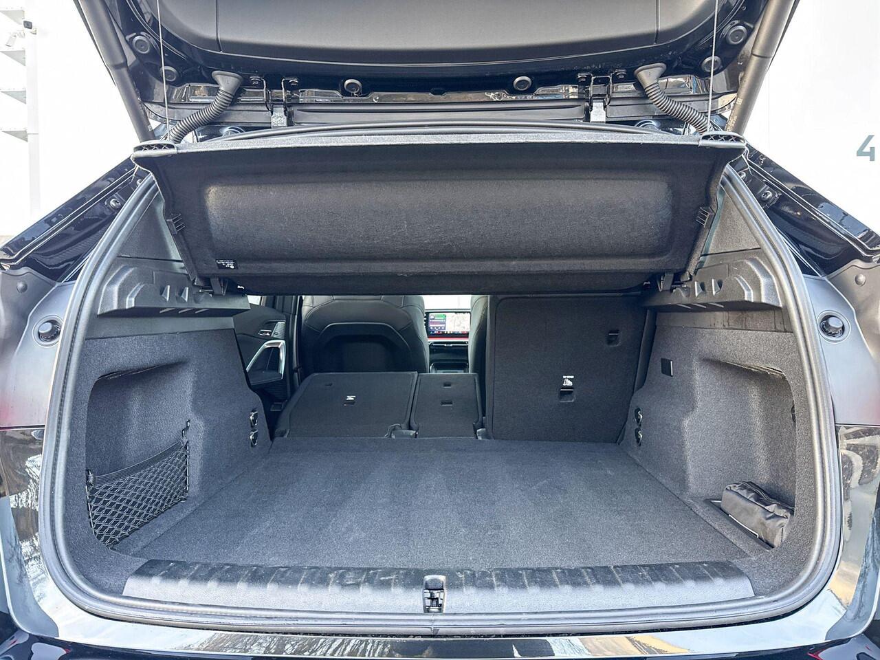 BMW iX1 xDrive30 M-Sport / Driving Assistant Professional / Glazen Schuifdak / Parking Assistant Plus / Head Up / Trekhaak Zwenkbaar / 19 Inch