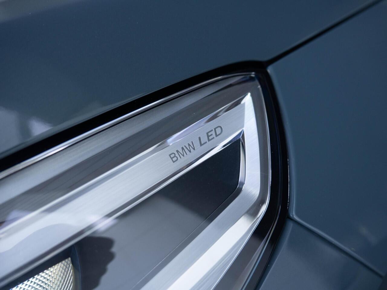 BMW iX1 xDrive30 | M Sportpakket | Parking Assistant | Isofix | Achteruitrijcamera | 18'' | Trekhaak