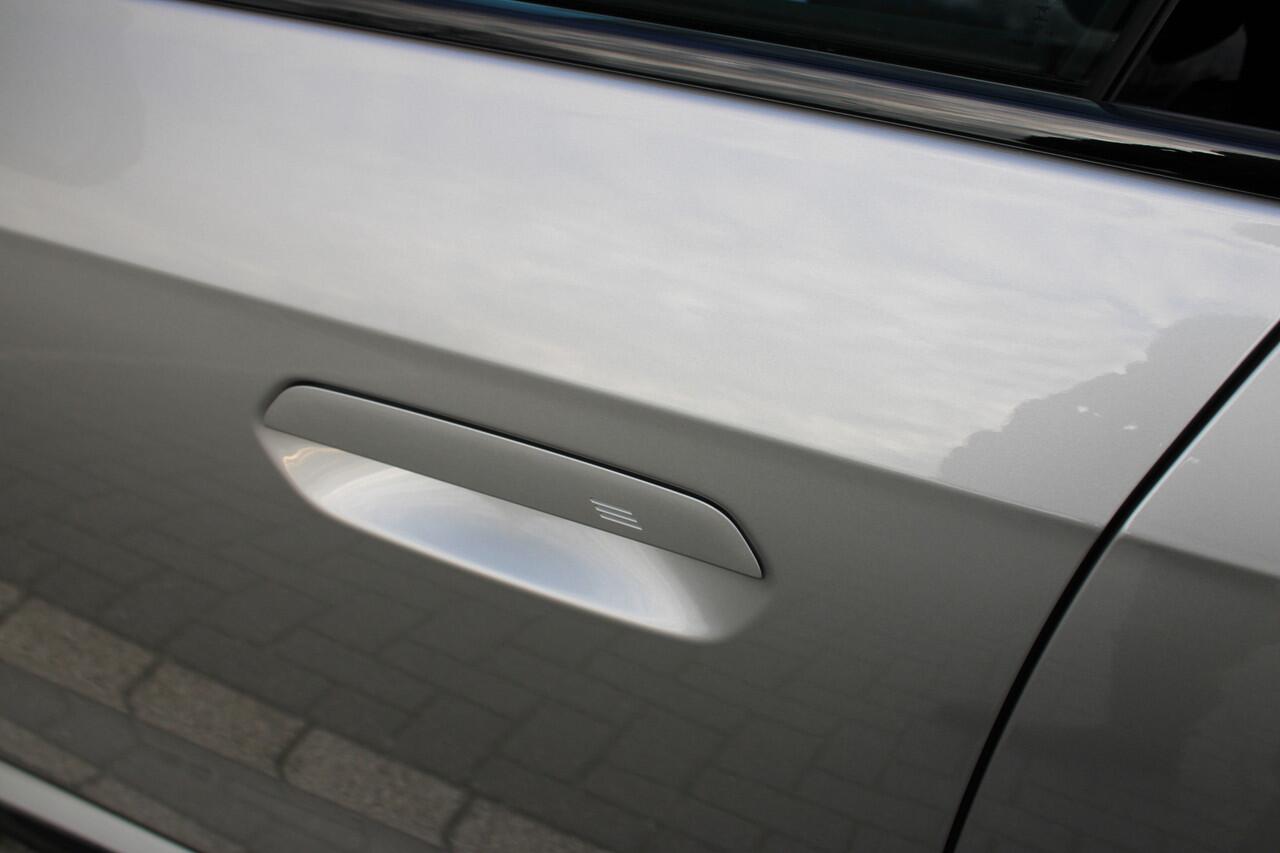 BMW iX1 eDrive20 M Sport / Panoramadak / Trekhaak / Sportstoelen / M Adaptief onderstel / Comfort Access / Head-Up / Adaptieve LED / Parking Assistant Plus