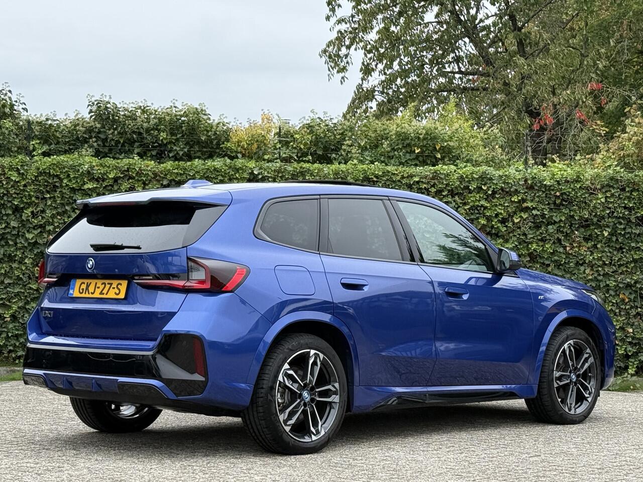 BMW iX1 eDrive20 | M-Sport | 19'' | Panorama | Camera | Stoelverw.