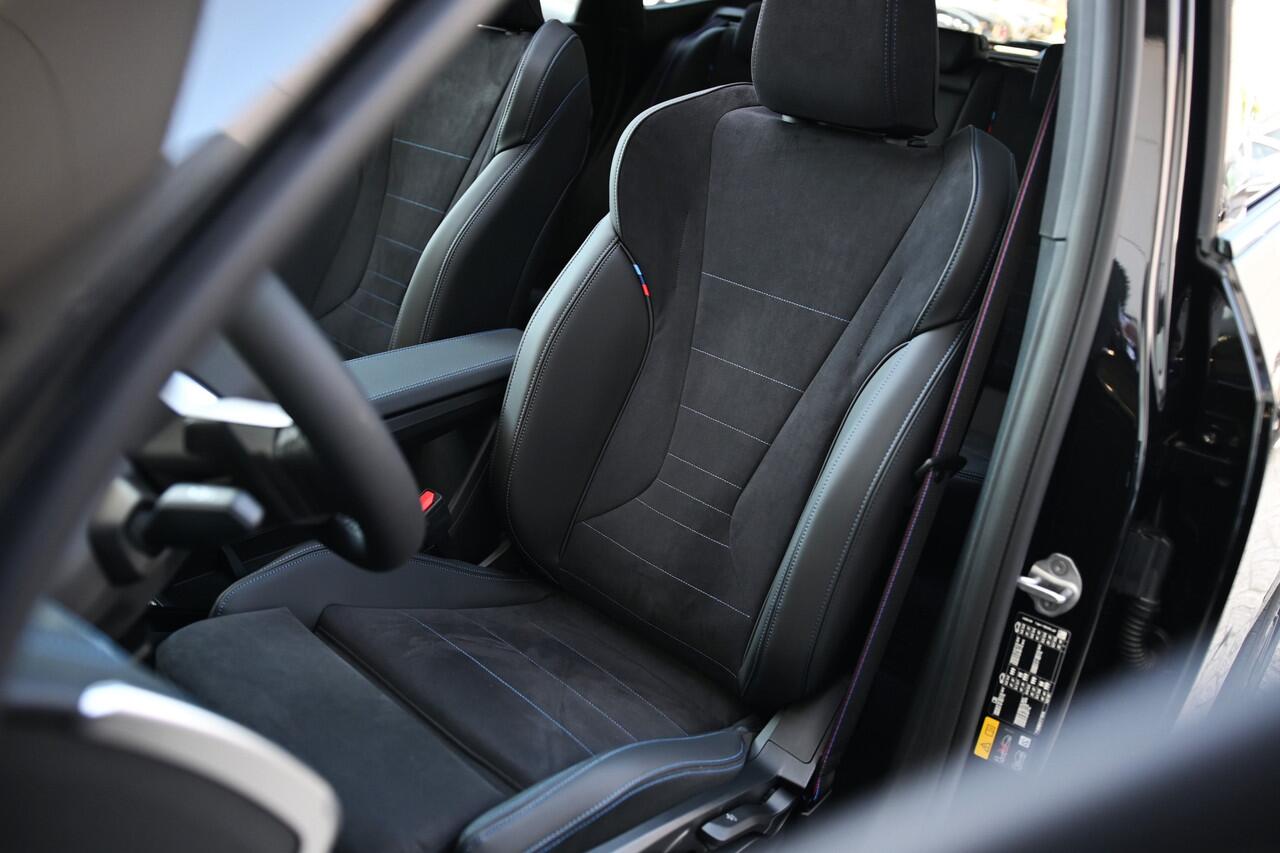 BMW iX1 eDrive20 M Sport / Panoramadak / Trekhaak / Sportstoelen / Adaptieve LED / M Adaptief onderstel / Comfort Access / Parking Assistant