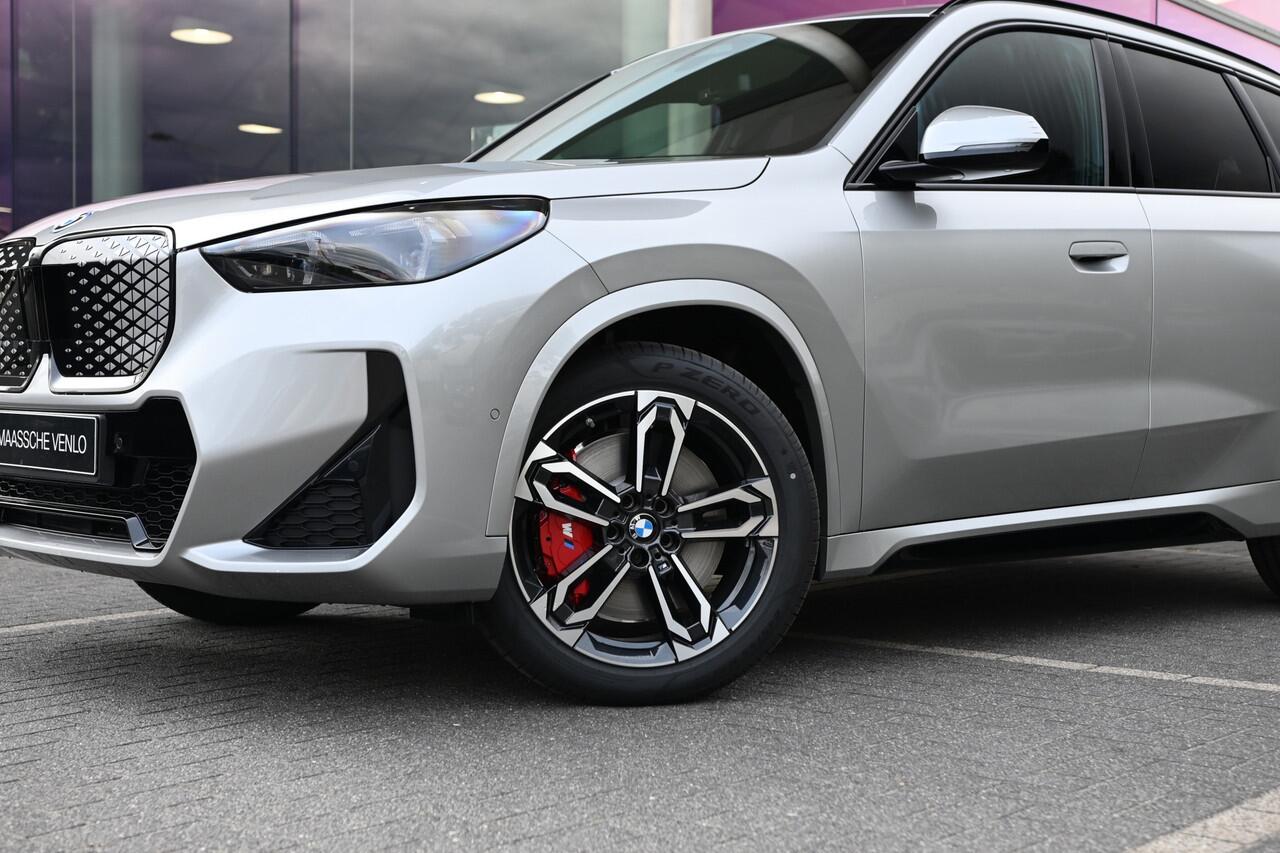 BMW iX1 eDrive20 M Sport / Trekhaak / Sportstoelen / Achteruitrijcamera / Adaptieve LED / M Adaptief onderstel / Comfort Access