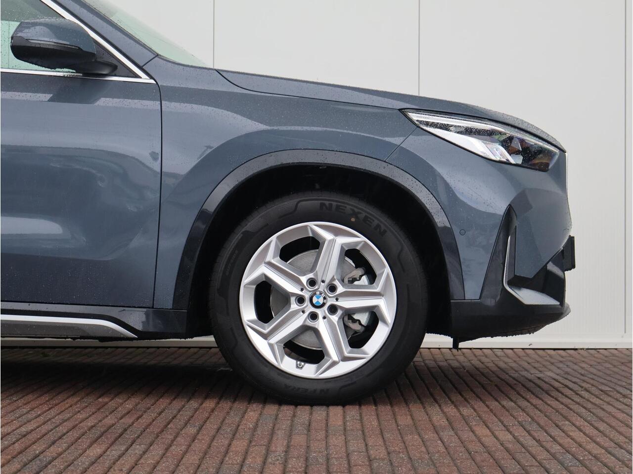 BMW iX1 eDrive20 67 kWh Nieuw/ X-Line/ Verwarmd Stuurwiel/ Sportstoelen/ Harman-Kardon/ Elektrische Trekhaak/ Achteruitrijcamera/ Stoelverwarming