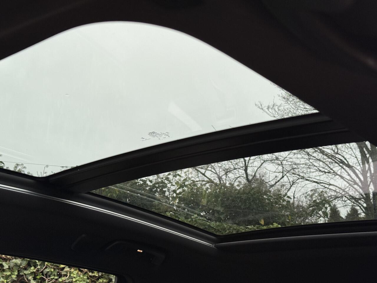 BMW iX1 eDrive20 | M-Sport | 18'' | Camera | Panorama | Getint Glas | Stoelverw.