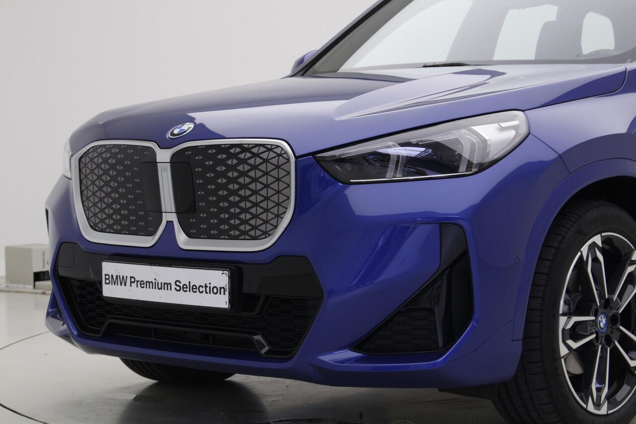 BMW iX1 eDrive20 67 kWh M-Sport | 19" | Panorama | Trekhaak | Premium Pack | Nu voor 42.495,-