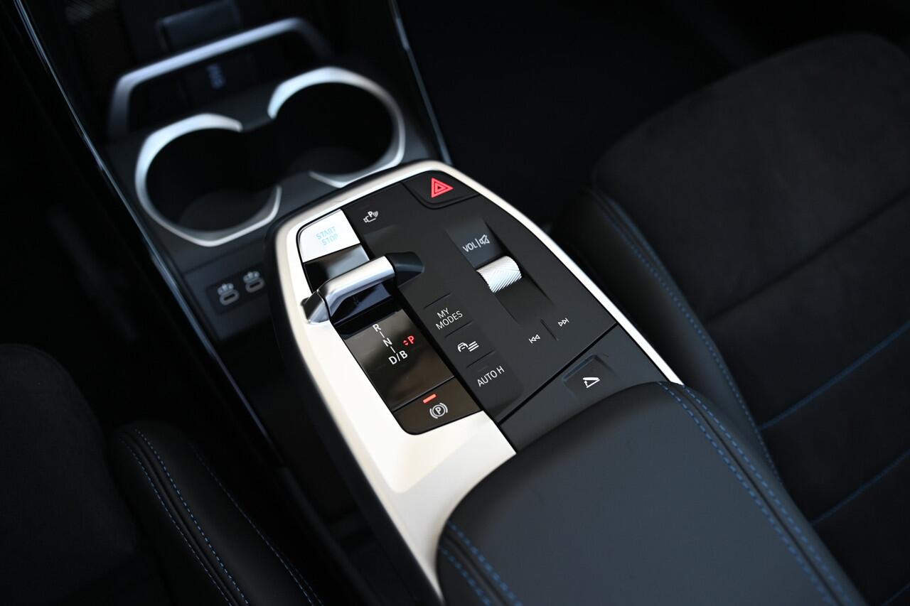 BMW iX1 eDrive20 M Sport / Panoramadak / Trekhaak / Sportstoelen / Adaptieve LED / M Adaptief onderstel / Comfort Access / Parking Assistant