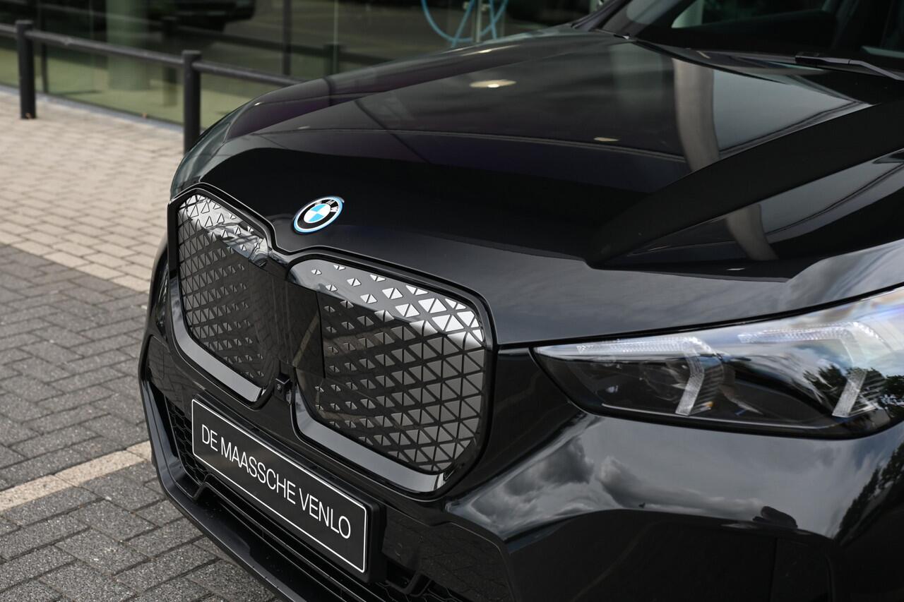 BMW iX1 eDrive20 M Sport / Panoramadak / Trekhaak / Sportstoelen / Achteruitrijcamera / M Adaptief onderstel / Comfort Access / Adaptieve LED