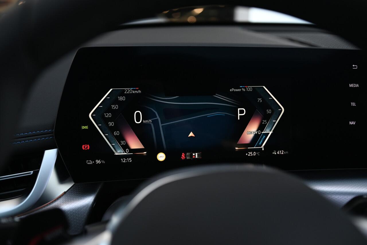 BMW iX1 eDrive20 M Sport / Panoramadak / Trekhaak / Sportstoelen / Adaptieve LED / M Adaptief onderstel / Comfort Access / Parking Assistant