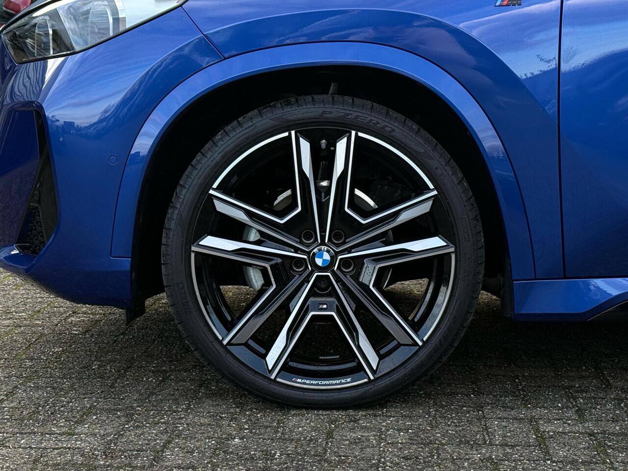 BMW iX1 eDrive20 | M-Sport | Panorama | 21'' | Camera | Harman/Kardon