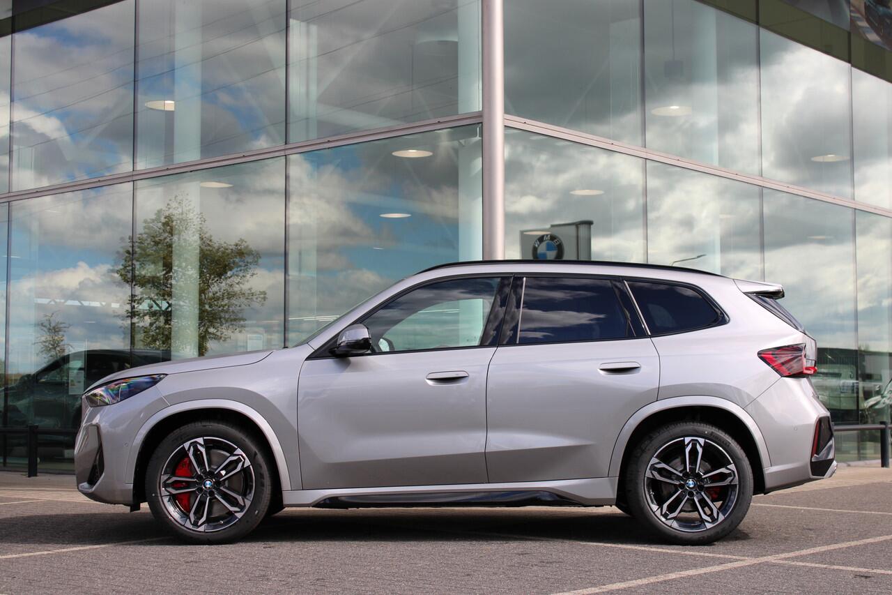 BMW iX1 eDrive20 M Sport / Sportstoelen / Achteruitrijcamera / Comfort Access / M Adaptief onderstel / Adaptieve LED / Parking Assistant / Stuurverwarming