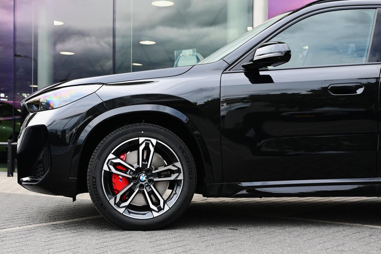 BMW iX1 eDrive20 M Sport / Panoramadak / Trekhaak / Sportstoelen / Achteruitrijcamera / M Adaptief onderstel / Comfort Access / Adaptieve LED