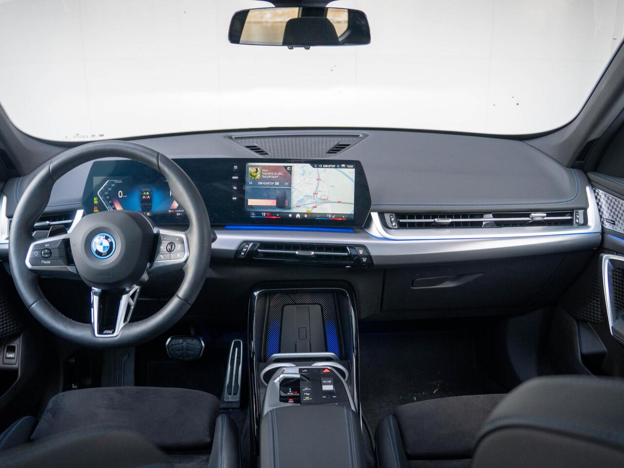 BMW iX1 eDrive20 | M Sportpakket Pro | Travel Pack | Comfort Access | Harman-Kardon | Achteruitrijcamera | Panoramadak | Stoelverwarming | 20''