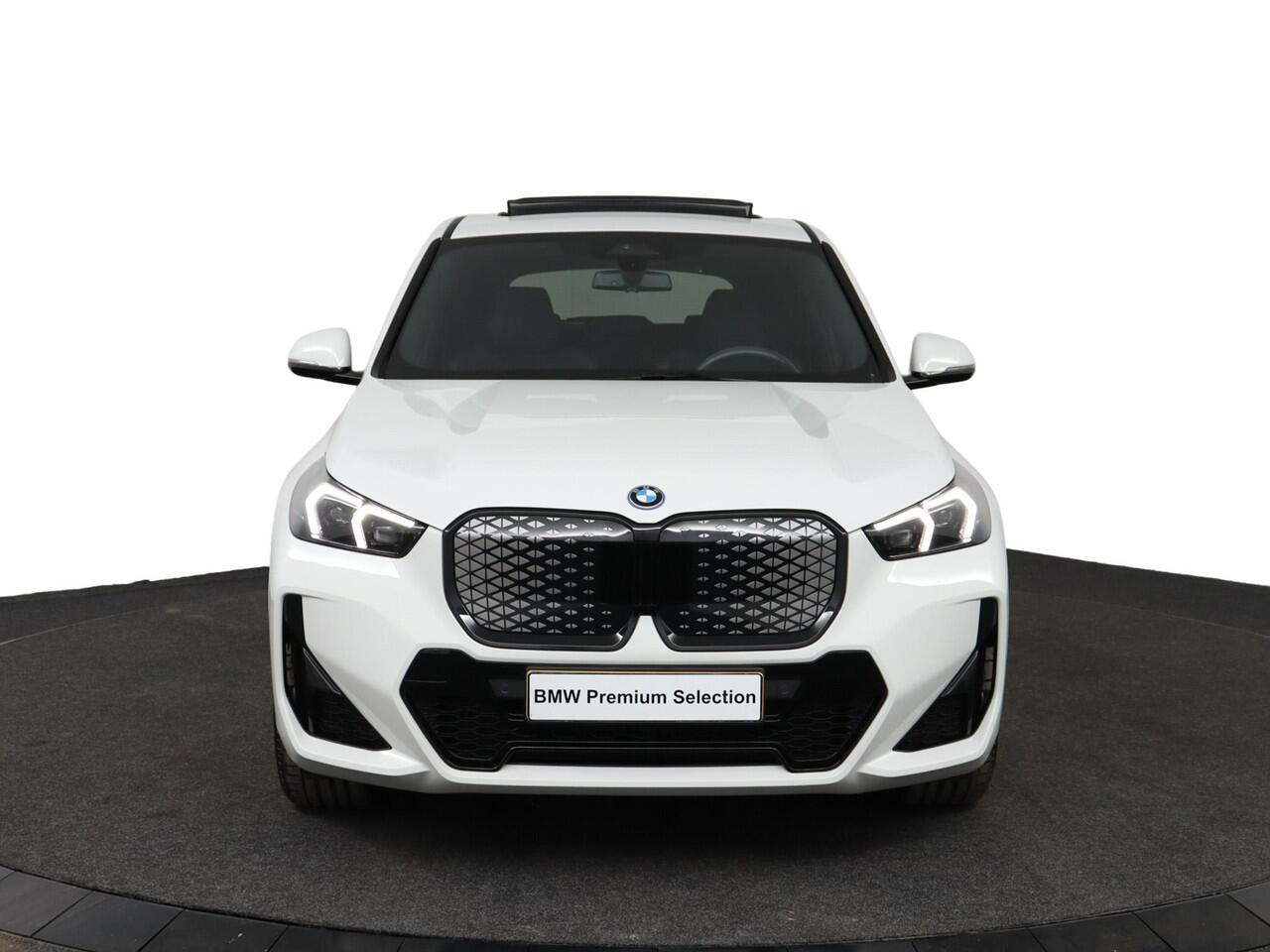 BMW iX1 eDrive20 67 kWh | M Sportpakket Pro | Comfort Access | Panoramadak | Harman-Kardon | Achteruitrijcamera | M Adaptief onderstel | Verwarmde Voorstoelen