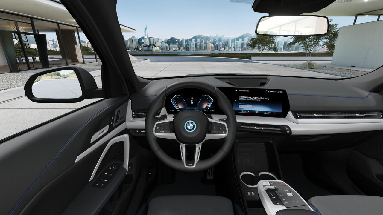 BMW iX1 eDrive20 M Sport / Sportstoelen / Achteruitrijcamera / M Adaptief onderstel / Stoelverwarming / Harman-Kardon