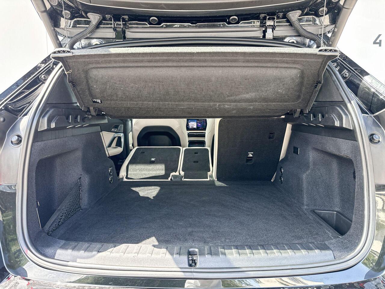 BMW iX1 xDrive30 M-Sport Glazen Schuifdak / Harman Kardon / 19 Inch / Stoelverwarming / Selections