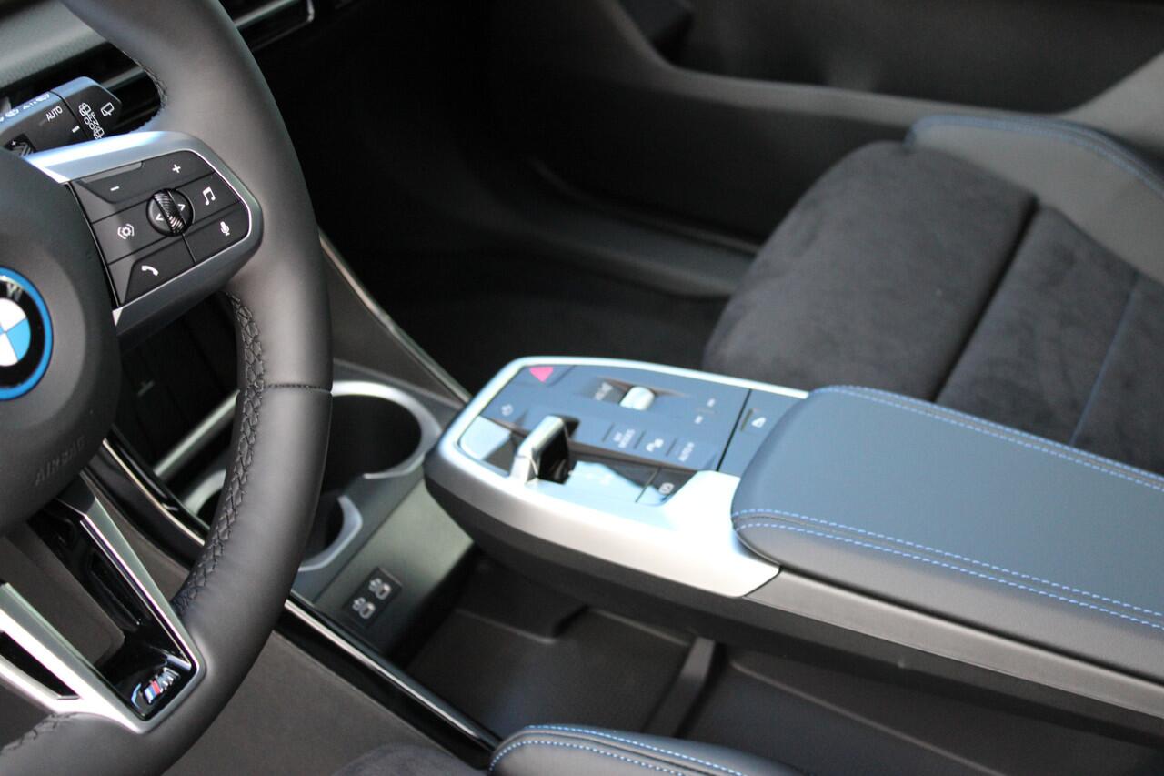 BMW iX1 eDrive20 M Sport / Panoramadak / Trekhaak / Sportstoelen / M Adaptief onderstel / Comfort Access / Head-Up / Adaptieve LED / Parking Assistant Plus