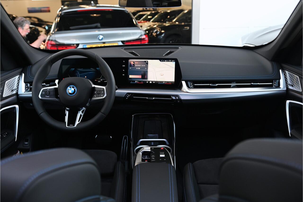 BMW iX1 eDrive20 M Sport / Panoramadak / Trekhaak / Sportstoelen / Adaptieve LED / M Adaptief onderstel / Comfort Access / Parking Assistant