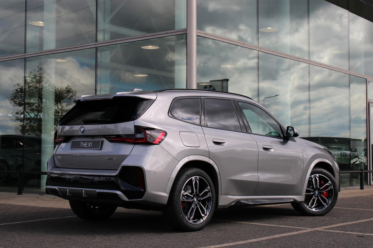 BMW iX1 eDrive20 M Sport / Sportstoelen / Achteruitrijcamera / Comfort Access / M Adaptief onderstel / Adaptieve LED / Parking Assistant / Stuurverwarming