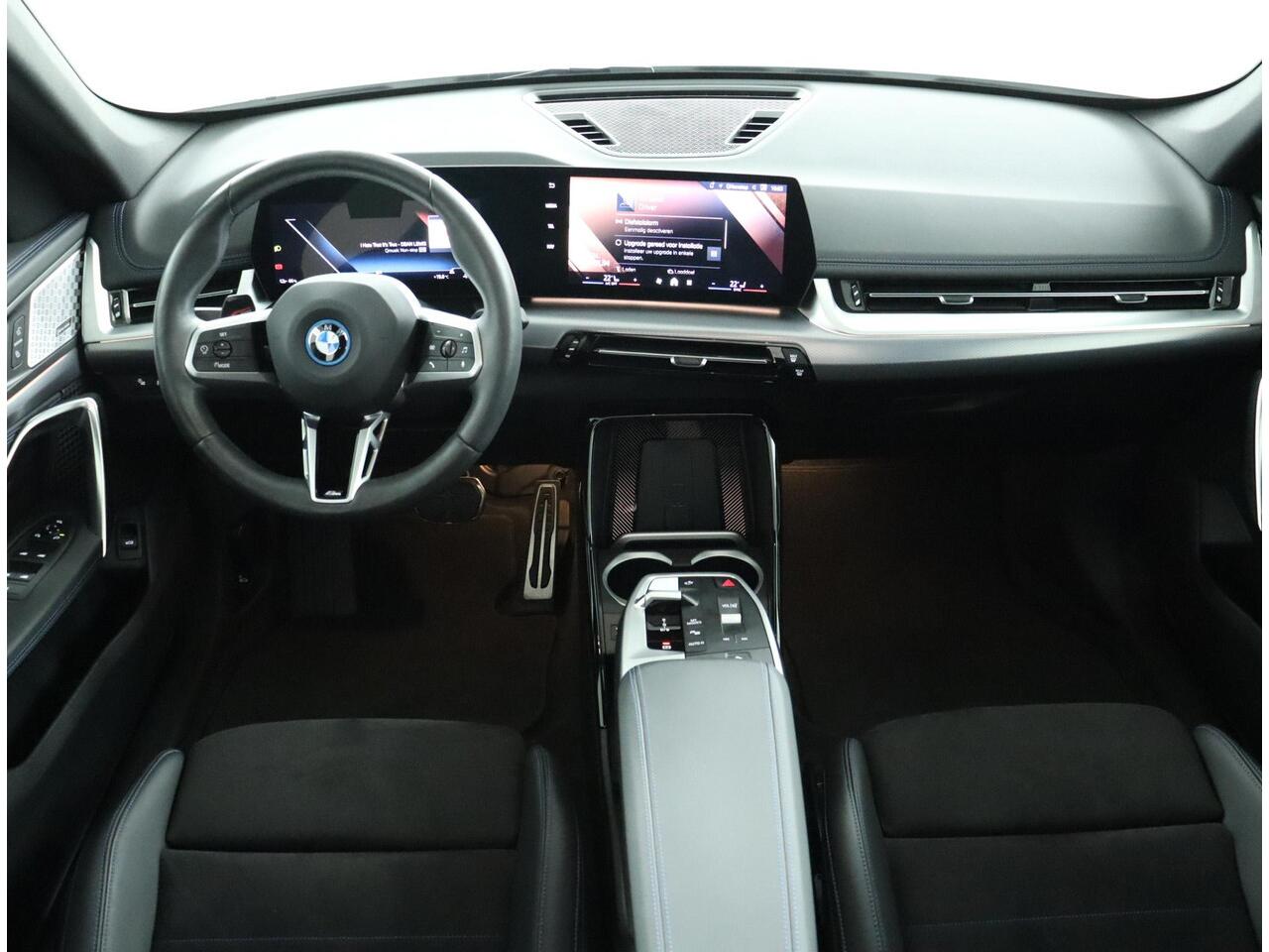 BMW iX1 eDrive20 67 kWh | M Sportpakket Pro | Comfort Access | Panoramadak | Harman-Kardon | Achteruitrijcamera | M Adaptief onderstel | Verwarmde Voorstoelen