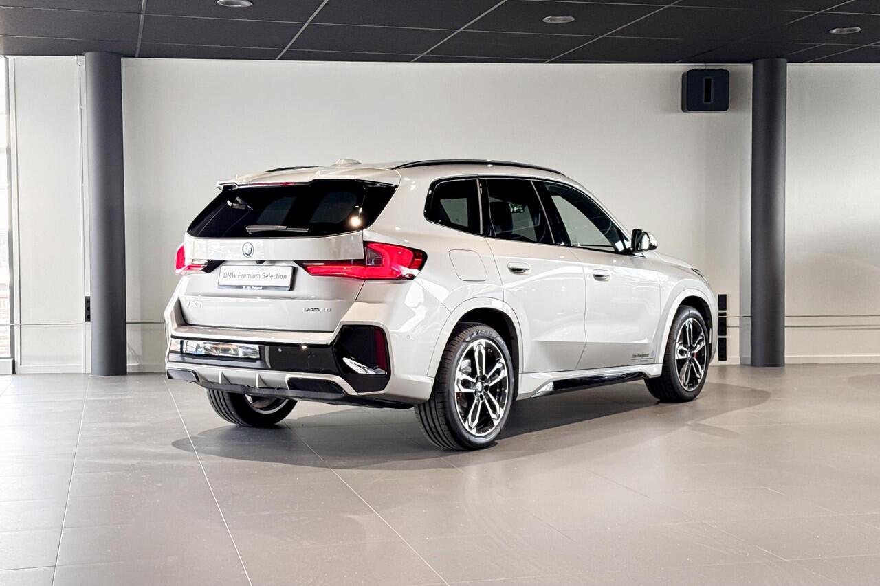 BMW iX1 eDrive20 67 kWh | M Sport | Glazen Panoramadak | Harman Kardon | Trekhaak |