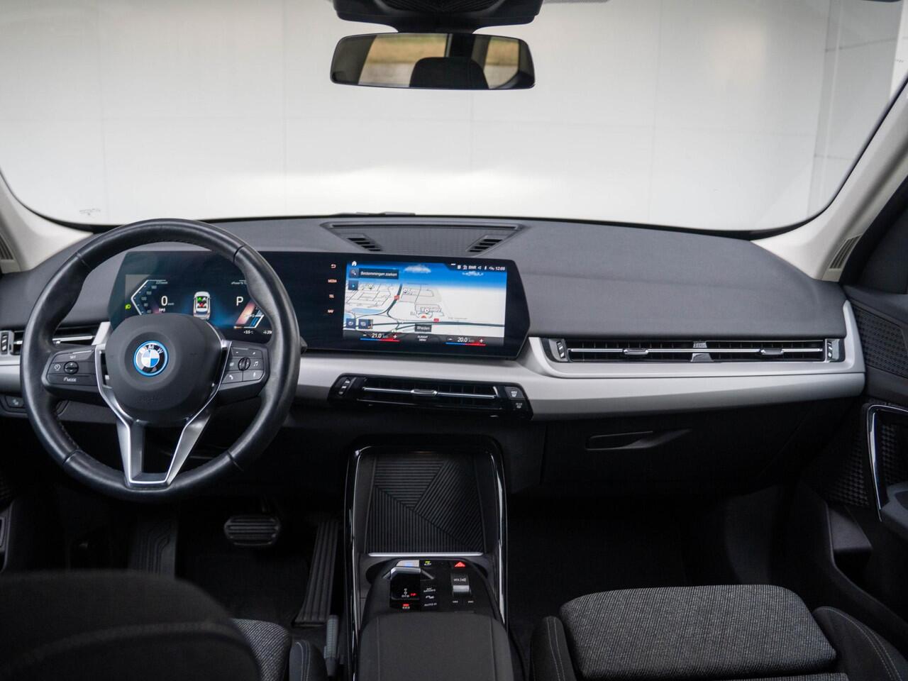 BMW iX1 xDrive30 | Driving Assistant Plus | Achteruitrijcamera | Sportstoelen | PDC | 17''