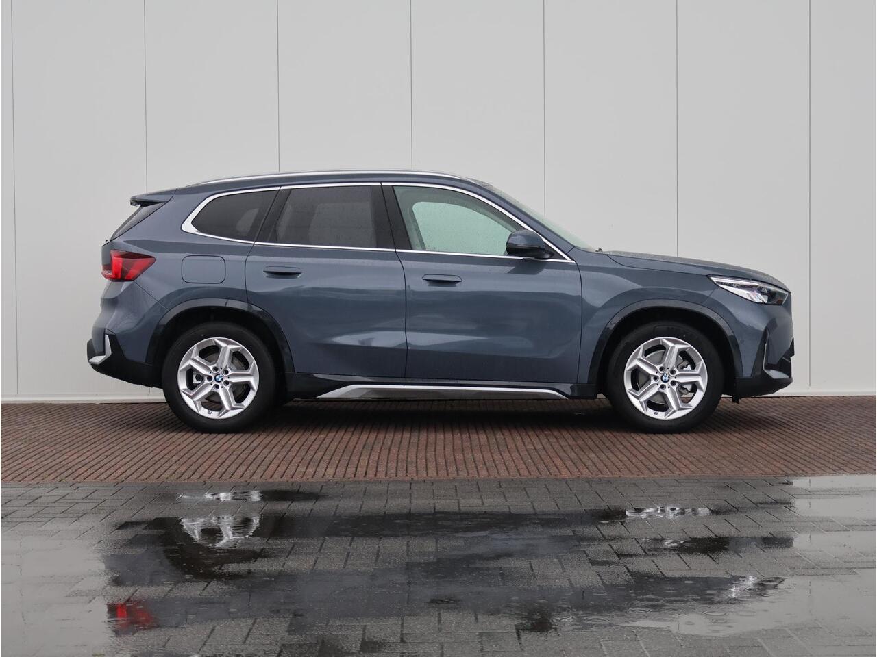 BMW iX1 eDrive20 67 kWh Nieuw/ X-Line/ Verwarmd Stuurwiel/ Sportstoelen/ Harman-Kardon/ Elektrische Trekhaak/ Achteruitrijcamera/ Stoelverwarming