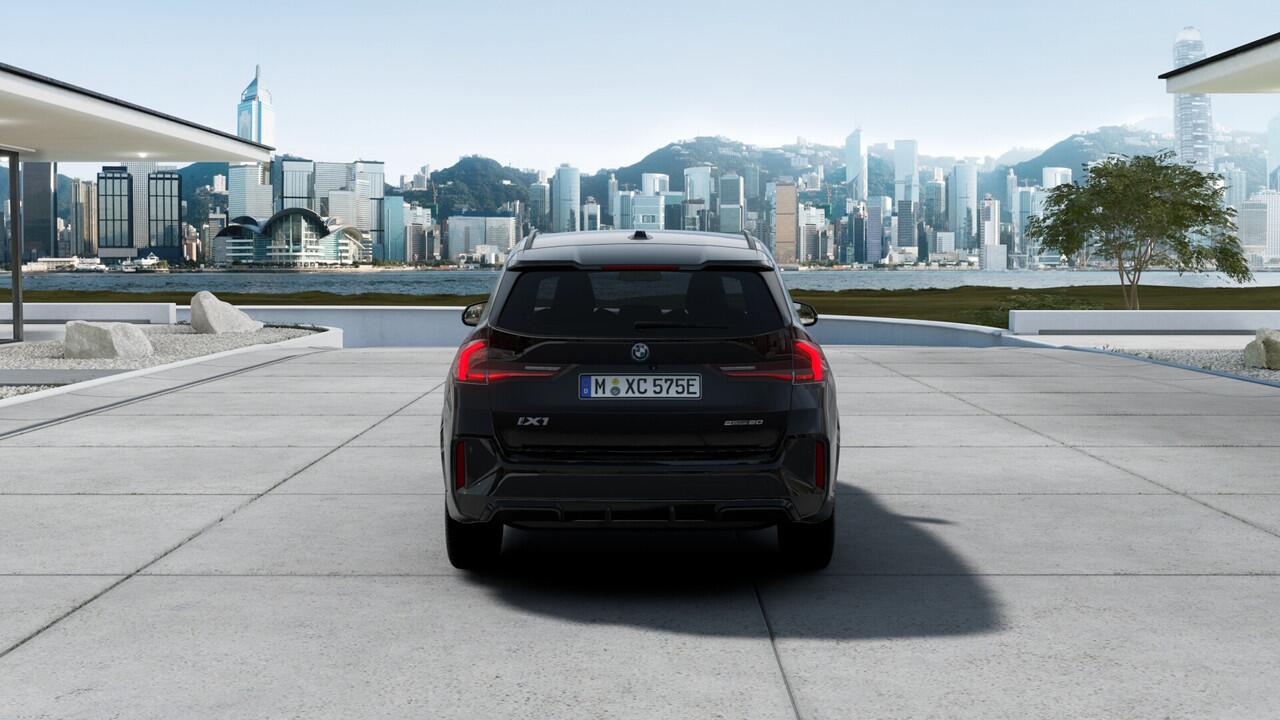 BMW iX1 eDrive20 M Sport / Sportstoelen / Achteruitrijcamera / M Adaptief onderstel / Parking Assistant / Stoelverwarming