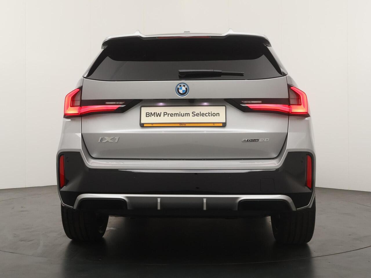 BMW iX1 eDrive20 67 kWh M-Sport Pro | Adaptive Cruise | Panoramadak | Harman Kardon | Elektrische stoelbediening | 19''