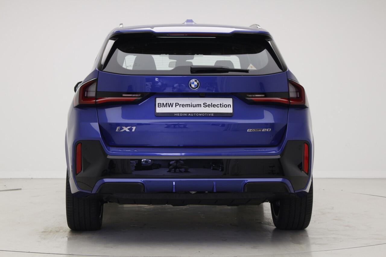 BMW iX1 eDrive20 67 kWh M-Sport | Panorama | 19" | Trekhaak | Premium Pack | Nu voor 45.895,-